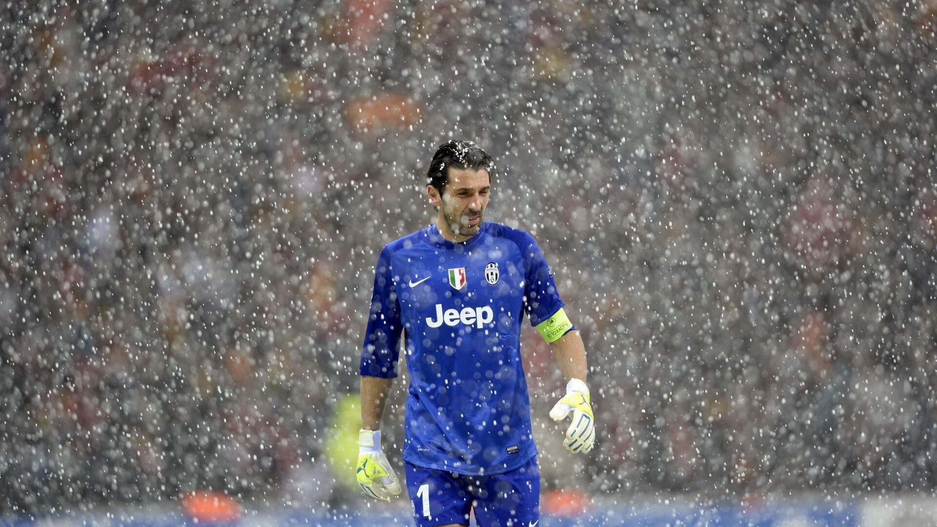 ayx体育登录-F1赛车赛场焦点！美国队对阵德国队，意外判罚引发热议，比赛氛围紧张